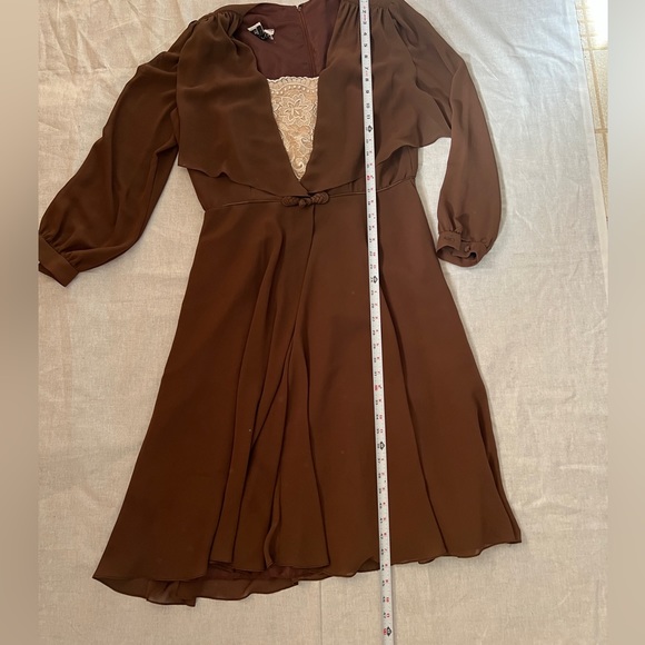 Vintage Hollywood regency Lilli Diamond brown and lace dress with sheer sleeves. - Picture 9 of 15